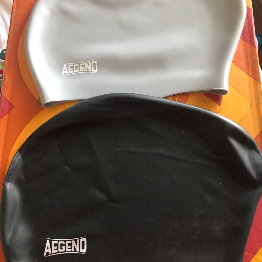 2 Agend swim caps